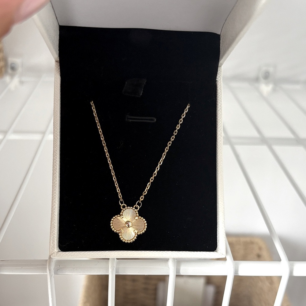 Gold clover necklace